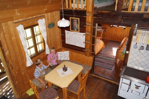 Tröbacheralm Hütte - Kinder trinken Wasser